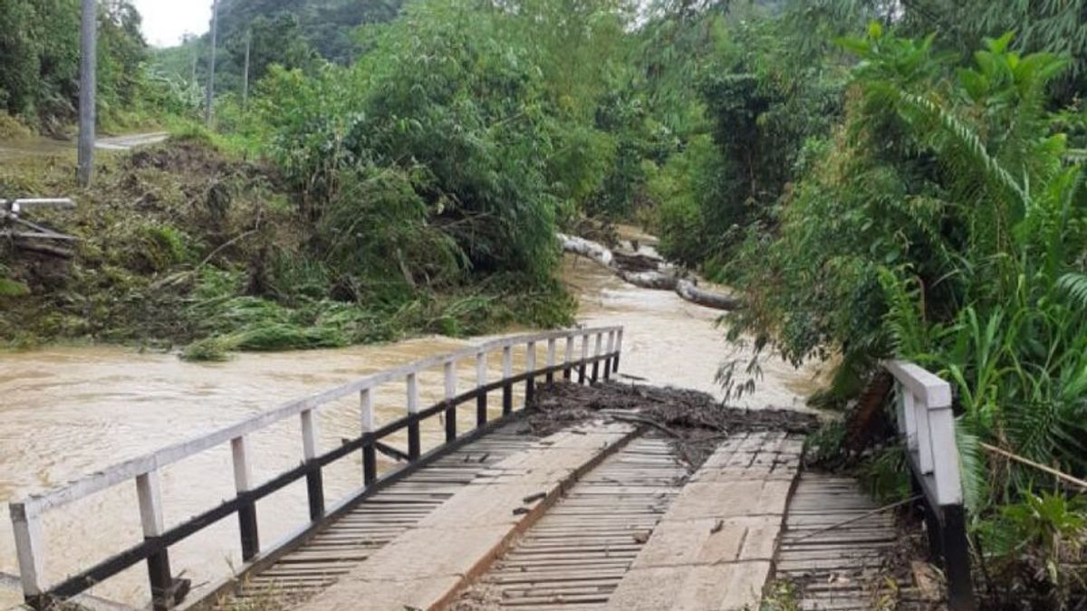 洪水和山体滑坡袭击Bunut Hulu Kalbar, 1 Hanyut Bridge