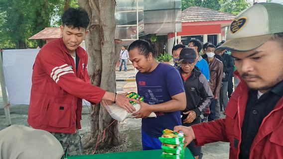 Terdampak Ekonomi, Ojol hingga Pedagang Kecil Diberi Bantuan Paket Sembako