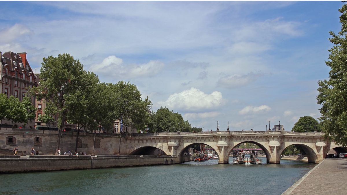 パリの住民は、2024年のオリンピックに先立って、セーヌ川で大水を投げる危険があります