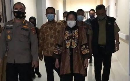 Di Makassar, Mensos Risma Bagi-bagi Duit untuk Korban Bom