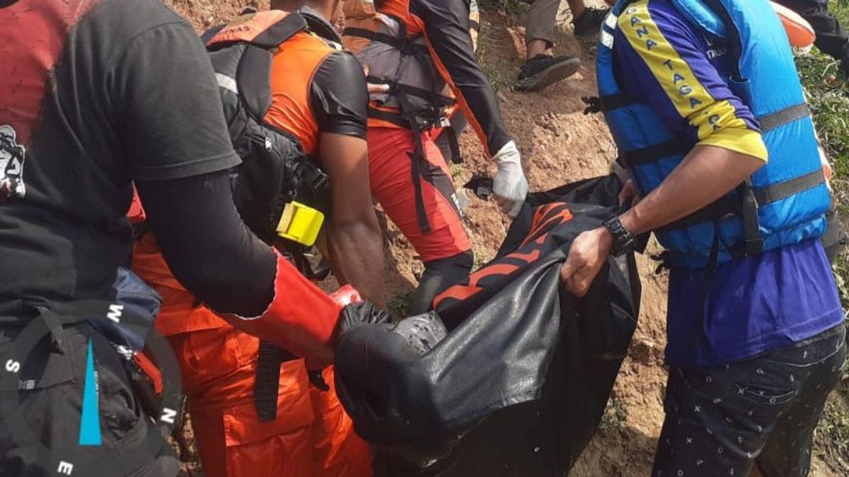 ブカシ川で溺れた少年は死んで発見され、もう一人の犠牲者はまだSARチームを探しています