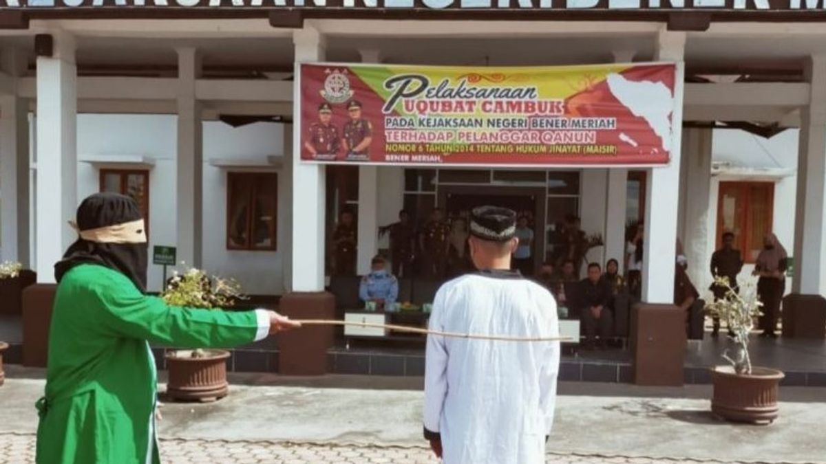 A Non-married Couple Who Were Caught Alone At The Aceh Bener Meriah Inn Were Whipped