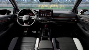 Volkswagen présente le sport GTI Club avec des voitures de course