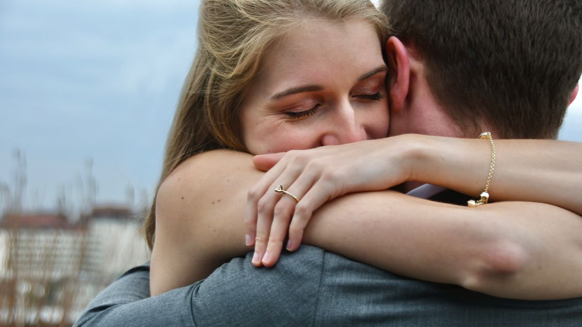 Para Istri Perlu Tahu, Mencium Aroma Tubuh Pasangan Ternyata Bisa Menurunkan Stres