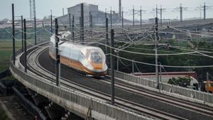 Jalur Kereta Cepat Jakarta-Bandung Mulai Dialiri Listrik Tegangan Tinggi, Warga Diminta Tak Mendekat