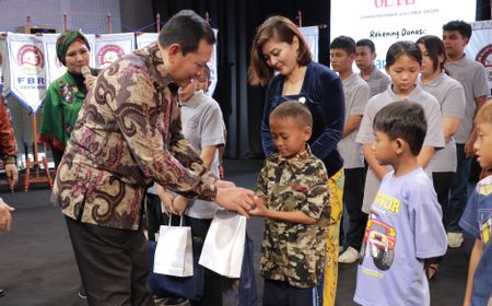 Stop Wariskan Sampah, Mantan Panglima TNI Yudo Margono Bagikan Seragam Sekolah dari Daur Ulang Sampah Plastik