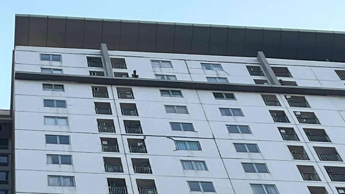Pria Tanpa Identitas Nekat Lompat dari Lantai 29 Apartemen Basura, Tewas