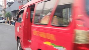 Kemacetan di Jalan Tipar Cakung Akibat Banyak Angkot Berhenti Tunggu Penumpang  