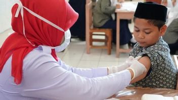 2名澳大利亚外籍人士在印度尼西亚接种麻疹疫苗，卫生部进行额外的麻疹疫苗接种