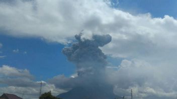 シナブン山噴火は火山灰の4,500メートルを起動します