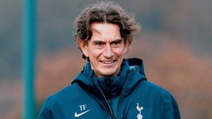 Frank Tolak Klaim Arne Slot bahwa Tekel Van de Ven terhadap Isak Ceroboh