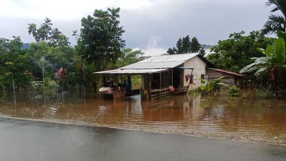 西カリマンタン州サンバスのインドネシアとマレーシアの国境が洪水に見舞われた