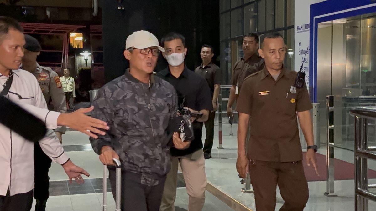 Tiba di Gedung KPK Usai Kena OTT, Bupati Lampung Tengah Ardito Wijaya Bawa Koper Biru