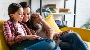 7 Hal yang Perlu Diajarkan Ortu pada Anak Perempuannya agar Memiliki Hubungan yang Sehat