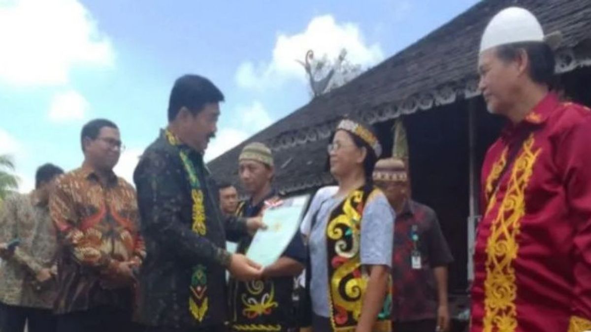 Menteri ATR Hadi Tjahjanto Serahkan 15 Sertifikat Tanah ke Warga Dayak
