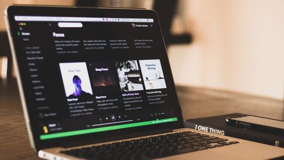 COVID-19 تأثير الوباء، والموسيقيين نسأل Spotify للإتاوات الثلاثي