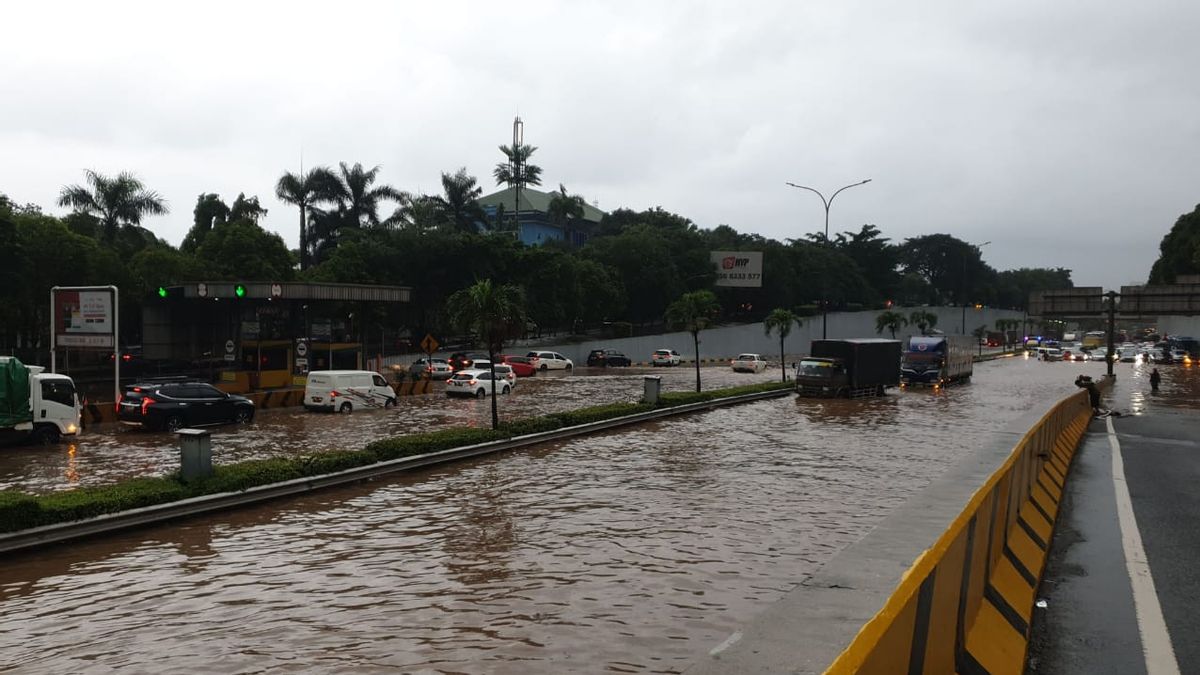 JORR-S Toll Road تغمره المياه ، ولا يمكن للسيارات المرور والعودة
