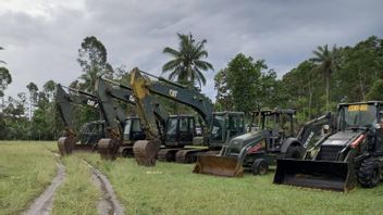 On The Orders Of The Commander In Chief, The TNI Deploys A Battalion Of Combat Engineers To Heavy Equipment To Assist BNPB In Combing Victims Of The Mount Semeru Eruption
