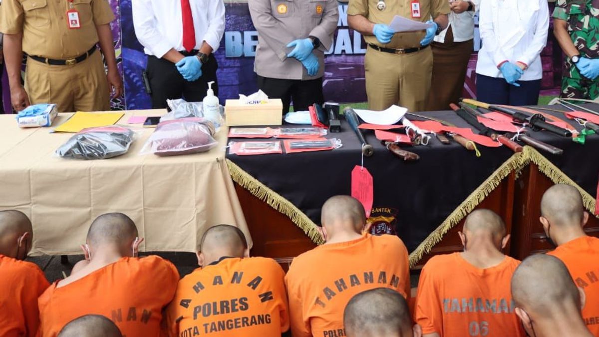 Drugs And Alcohol Trafficking Under The Guise Of A Cosmetics Shop In Tangerang, 18 People Arrested