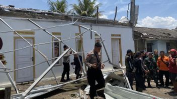 Imbas Beliung Puting Flying Debris Over Bandung Residents' Houses, Gotong Royong SAR Cleans Up