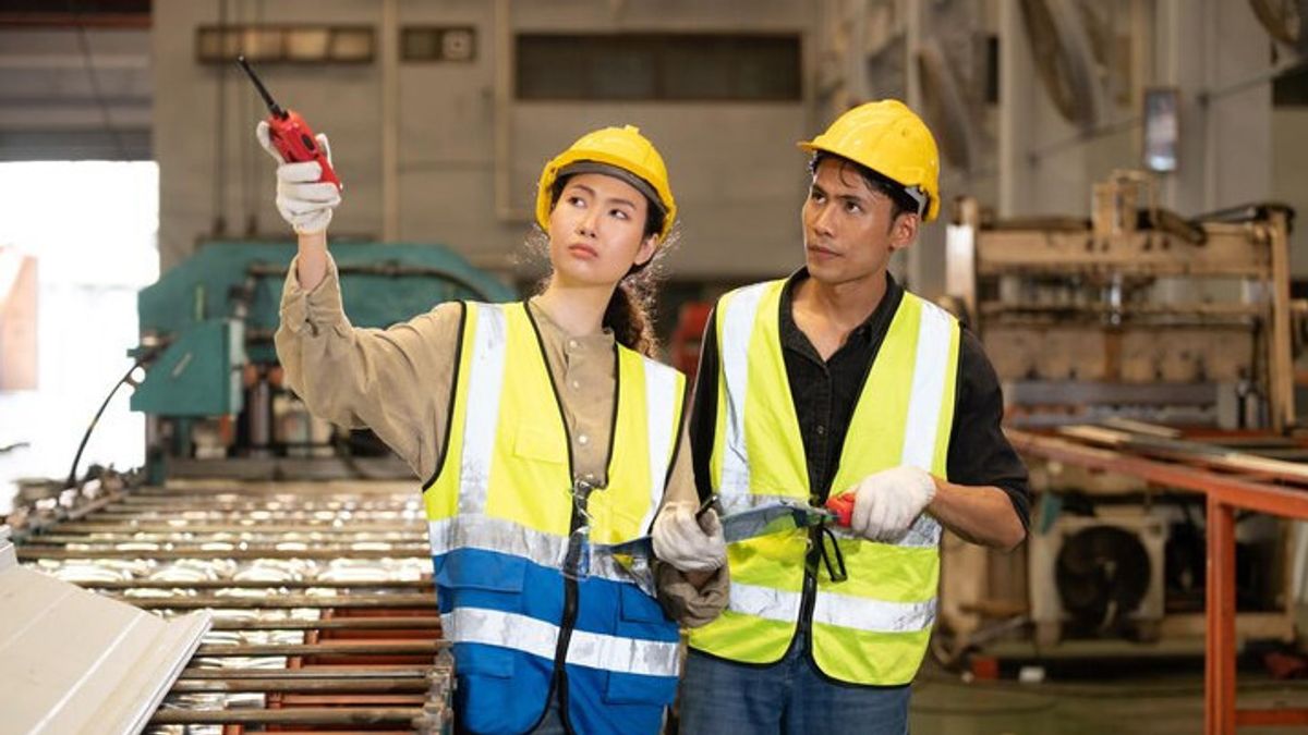 Helper Produksi Adalah: Simak Pengertian, Tugas, Skill Wajib, dan Kisaran Gaji
