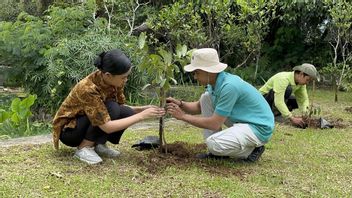 Peringati Hari Lingkungan Hidup, Royal Safari Garden Tanam Pohon dan Daur Ulang