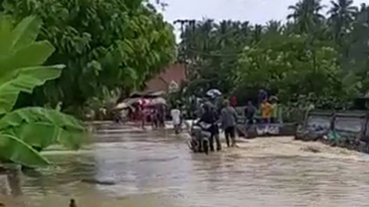 中苏拉威西省塔纳兰托村的洪水，由于蒂达基河溢出