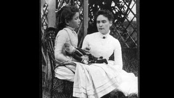 Helen Keller And Anne Sullivan Struggling To Break Through Limitations