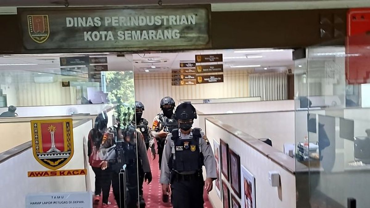 KPK Continues To Search A Number Of Semarang OPD Offices At Pandanaran Building