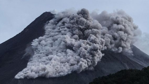 メラピ山は溶岩雪崩を39回、1,600メートル離れた場所で噴出