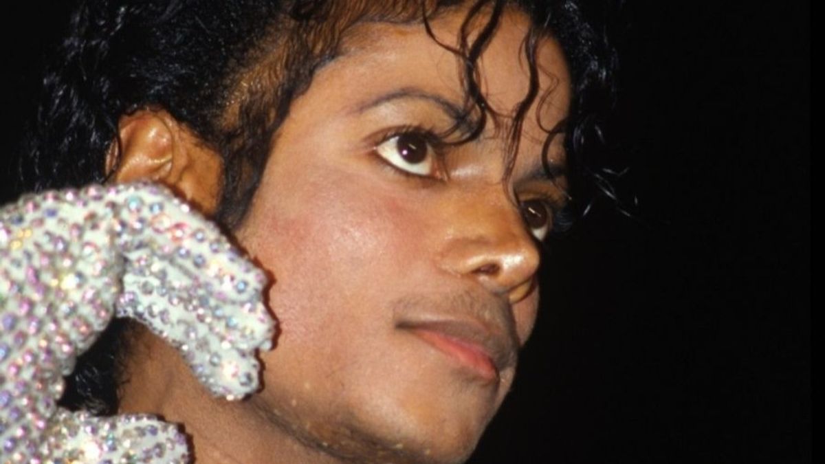 One of Michael Jackson's white gloves up for auction
