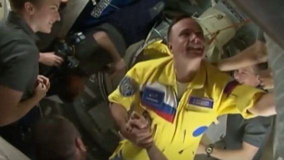 3人のロシア人宇宙飛行士がウクライナの色の制服を着てISSに到着したとき