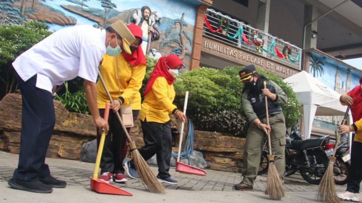 Avant Noël, Satpol PP Nettoie 31 églises Dans Le Nord De Jakarta