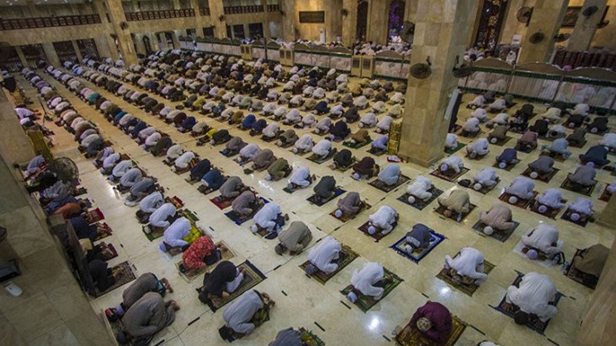 政府の規則に従うよう訴えているにもかかわらず、西ジャカルタのモスクは崇拝者がマスクを開けることを許可している。 