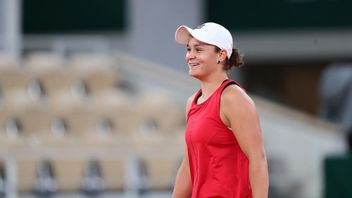 テニスを引退して以来、彼の最初のゴールトーナメントで優勝したアッシュ・バーティは、真剣にハンドルを叩く?