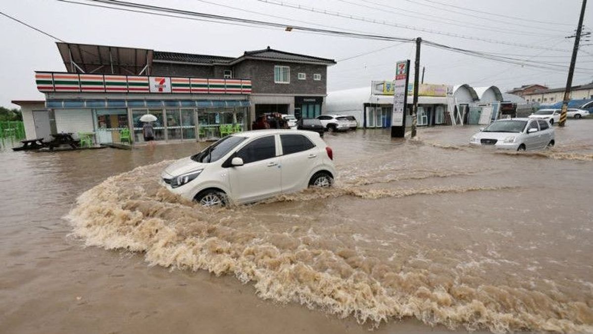 Batas Aman Mobil Melewati Banjir Agar Mesin Tetap Aman