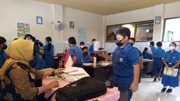 学校でマスクを着用し、体温を測定する、マタラムはまだ完全なPTM中に健康プログラムを実施しています
