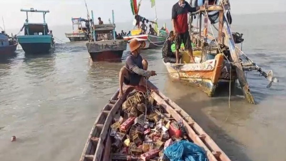 Police Ask Fishermen To Attack Goods From Containers Floating In Ketapang Waters Lampung