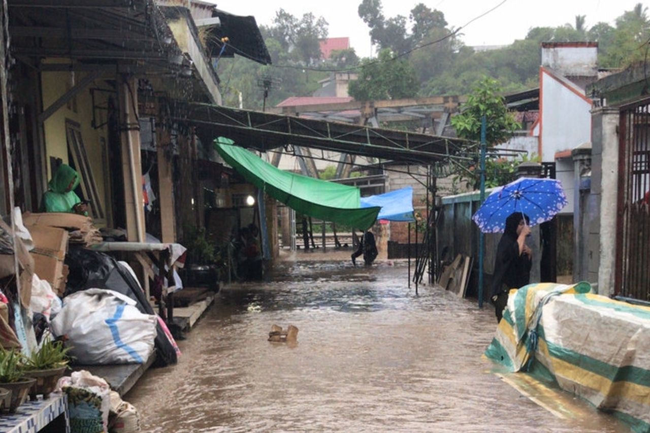 洪水と地滑りがマナド市を襲い、住民1人が死亡