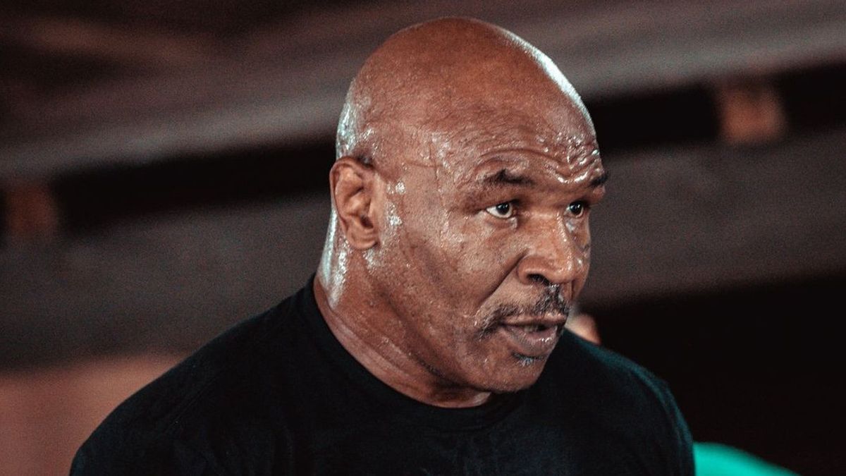<i>Duh</i>! Mike Tyson Berjalan dengan Bantuan Tongkat, Kenapa?