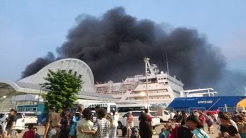 KM bekani incendié dans le port de Soekarno-Hatta Makassar, des passagers paniqués de Lari dispersés