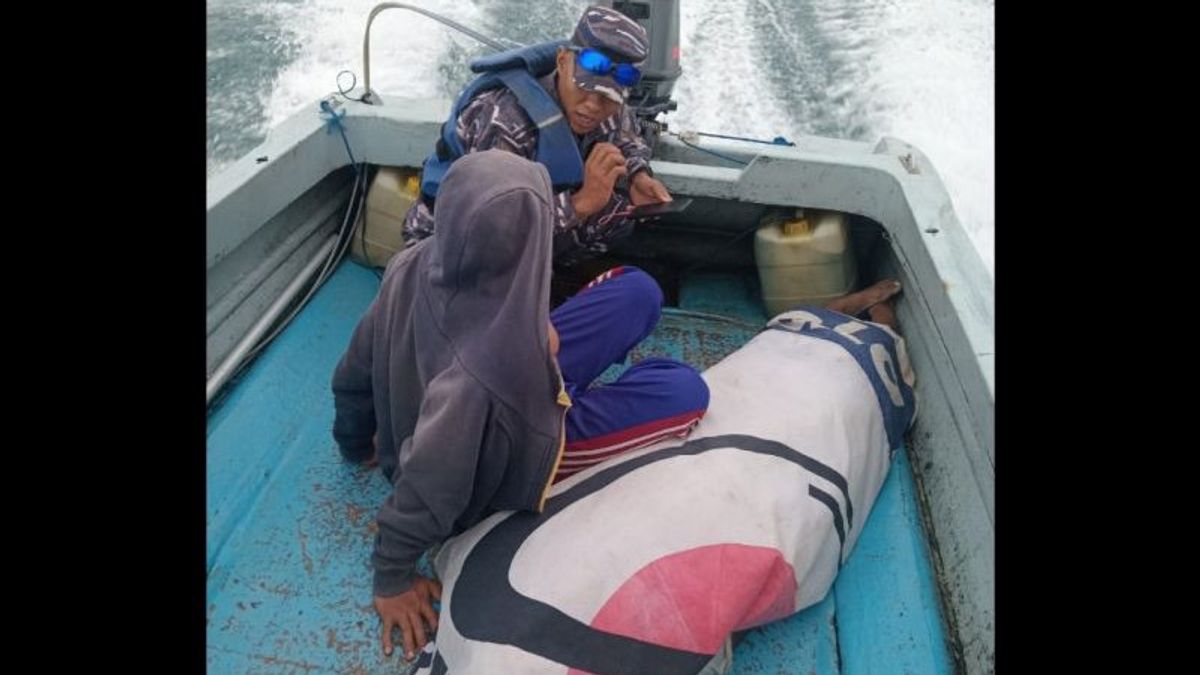  海軍は、ブニュカルタラ島の海域で7日間流された2人の漁師を避難させ、1人が死亡した