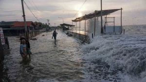 Siklon Tropis Herman, Pesisir Cianjur Berpotensi Diterjang Gelombang 5 Meter hingga 6 April 