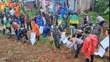 Tak Ingin Terlihat Kumuh, Polri, TNI dan Mahasiswa Bersih-Bersih di Kawasan Pasar Rawajati