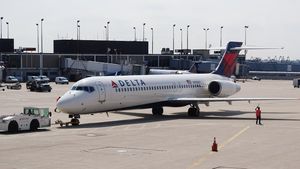 Pesawat Delta Airlines Menuju Roma Tersambar Petir, Langsung Putar Balik ke Boston