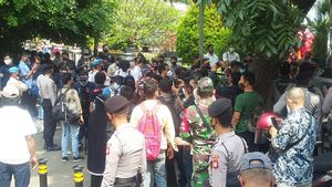 Pendukung Rizieq Shihab Membludak di Depan PN Jakarta Timur