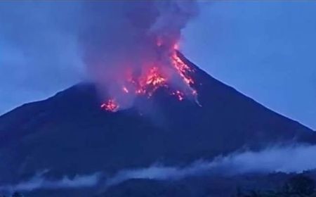 Muntahkan Abu Setinggi 700 Meter, Gunung Api Karangetang Masih Luncurkan Lava Pijar