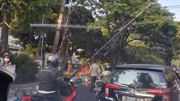 Tiang listrik di Ciputat Roboh Ditabrak Truk, Sebabkan Kabel Udara Menjuntai ke Jalan Ganggu Pengguna Jalan