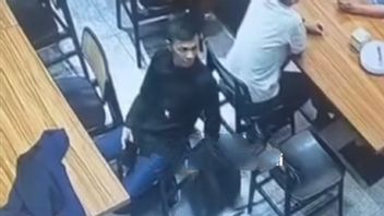 Rekaman CCTV Aksi Pria Curi Tas Milik Pengunjung Restoran Aroem Gambir Jakpus