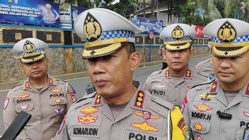 モナス周辺の交通警察、労働者の日